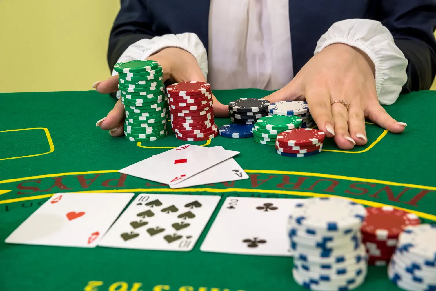 Khám phá những trải nghiệm độc đáo tại Showdown Saloon cùng các trò chơi hấp dẫn Khám phá những trải nghiệm độc đáo tại Showdown Saloon cùng các trò chơi hấp dẫn