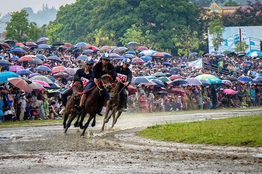 Khám phá những trải nghiệm độc đáo tại Showdown Saloon cùng các trò chơi hấp dẫn